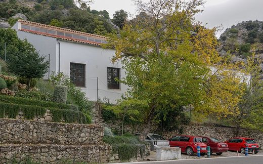 Fábrica de mantas de Artesanía Textil de Grazalema, entre árboles y muros de piedra